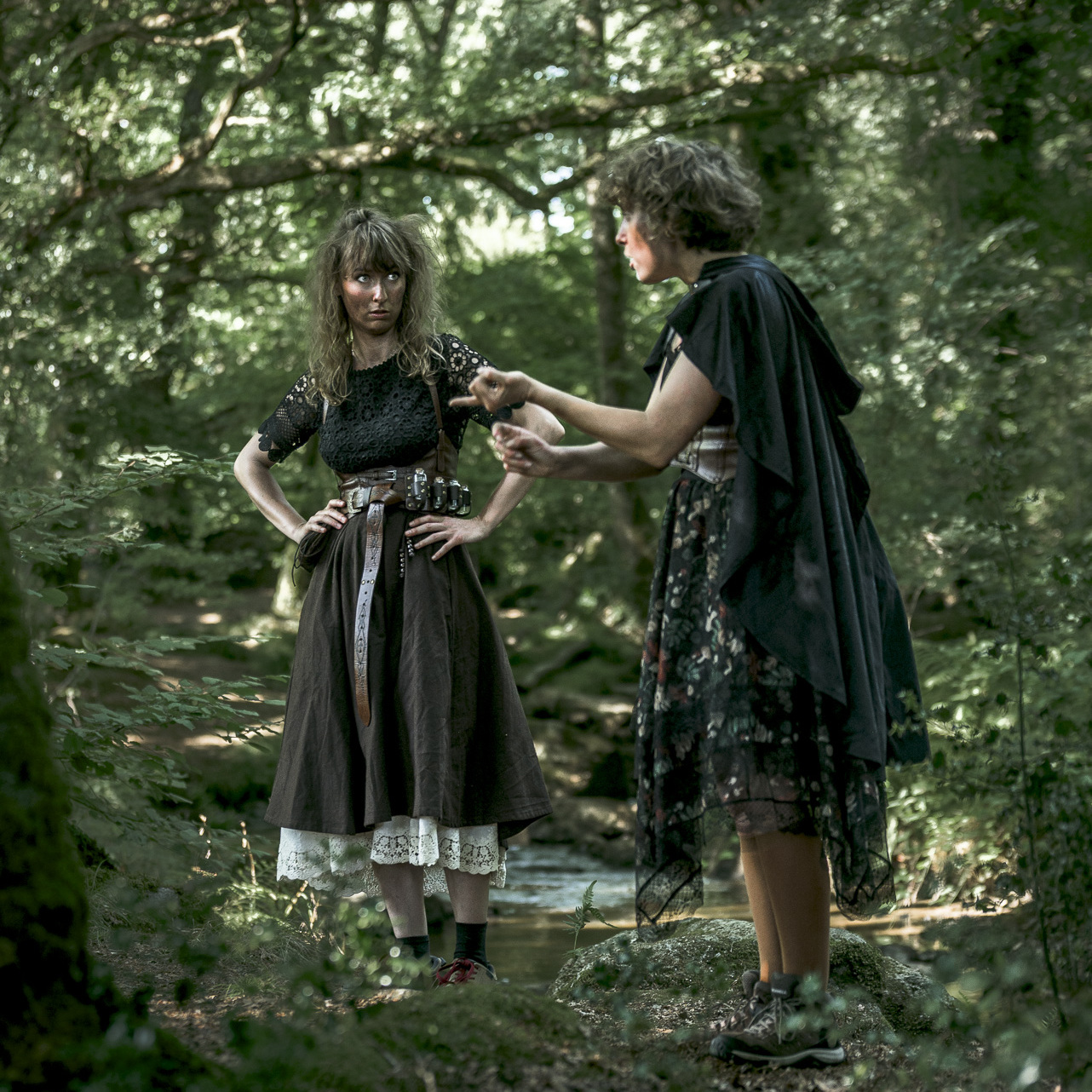 Image représentant deux sorcières dans une forêt verdoyante, photo prise par Baptiste PEIRO